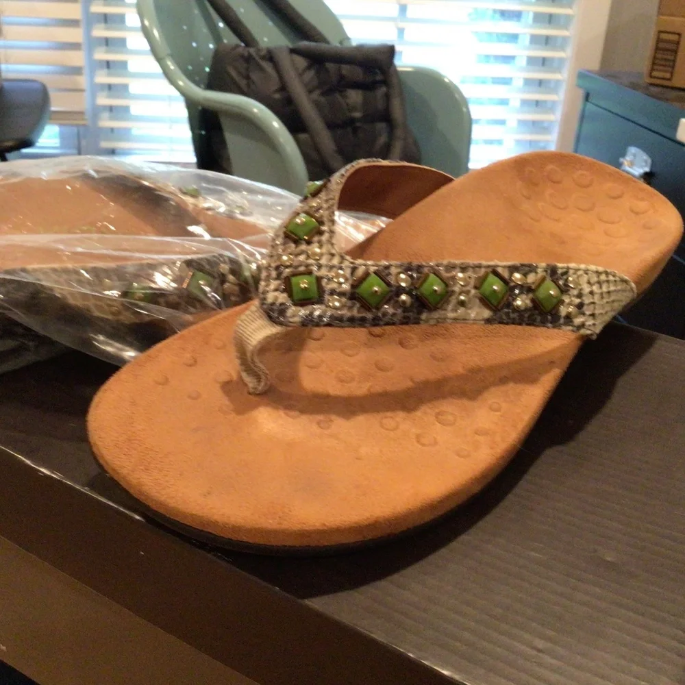 Vionic Women’s Flip Flops Size 8 - Picture 1 of 3